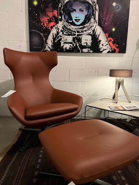 Leolux Caruzzo Lounge Chair with swivel base and reclining mechanism and footstool in premium leather swivel base