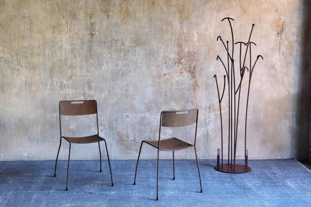 Zeus Irony Tree Clothes Valet Stand