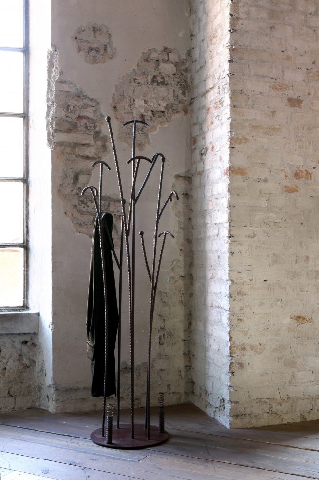 Zeus Irony Tree Clothes Valet Stand