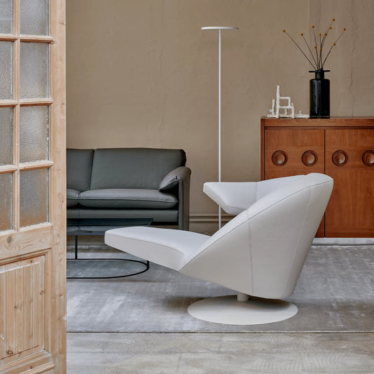 Leolux Parabolica Lounge chair in leather shown in living room 