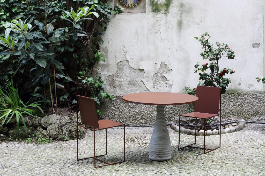 Zeus Porcin'Off outdoor indoor dining table round Italian rust color concrete base