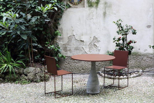 Zeus Porcin'Off outdoor indoor dining table round Italian rust color concrete base