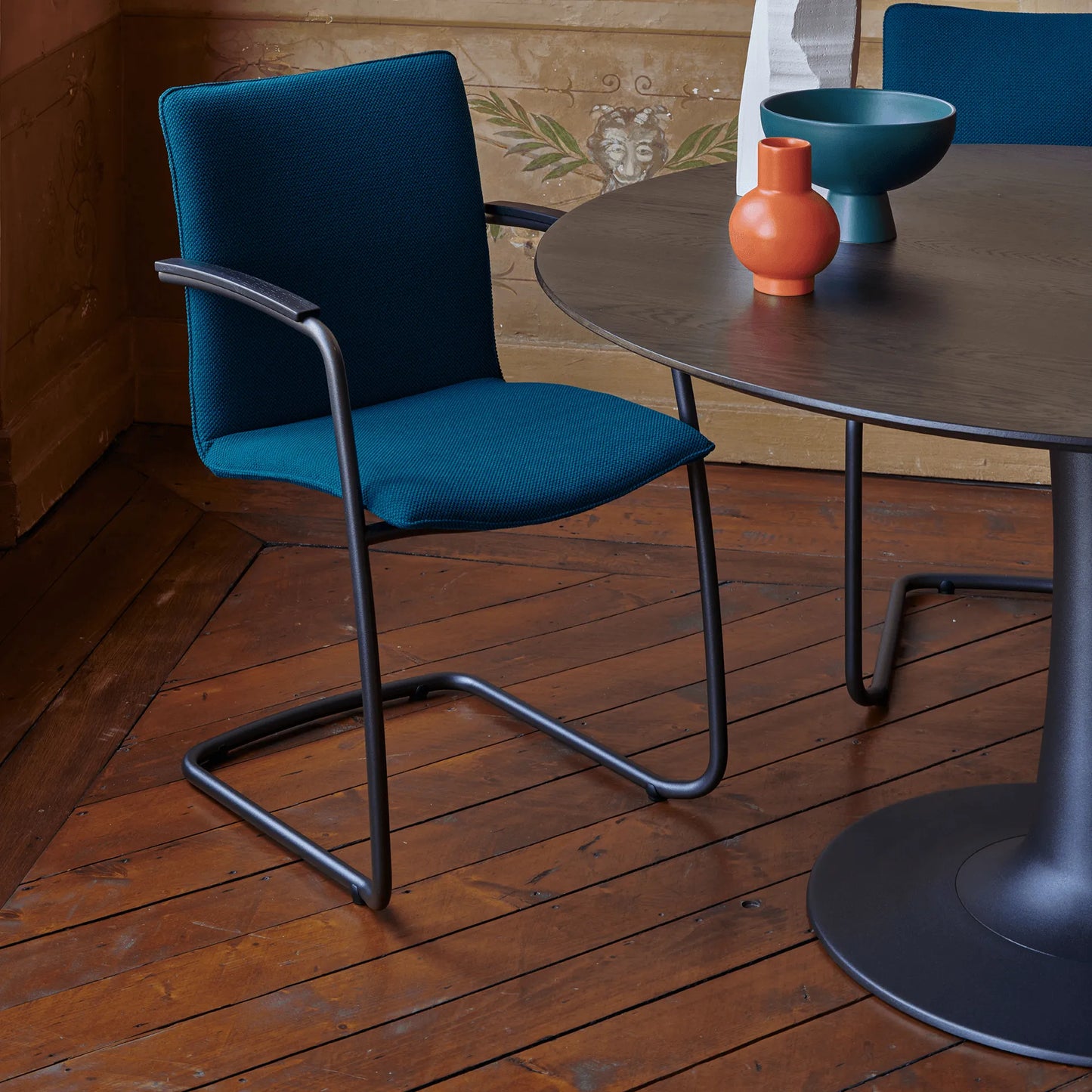 Leolux Columna round dining table stained dark solid oak central column metal base