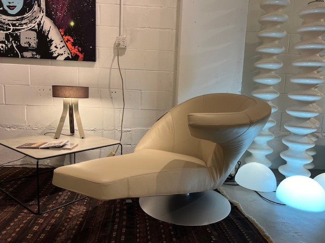 Leolux Parabolica Swivel Lounge chair armchair in leather with integrated foot rest