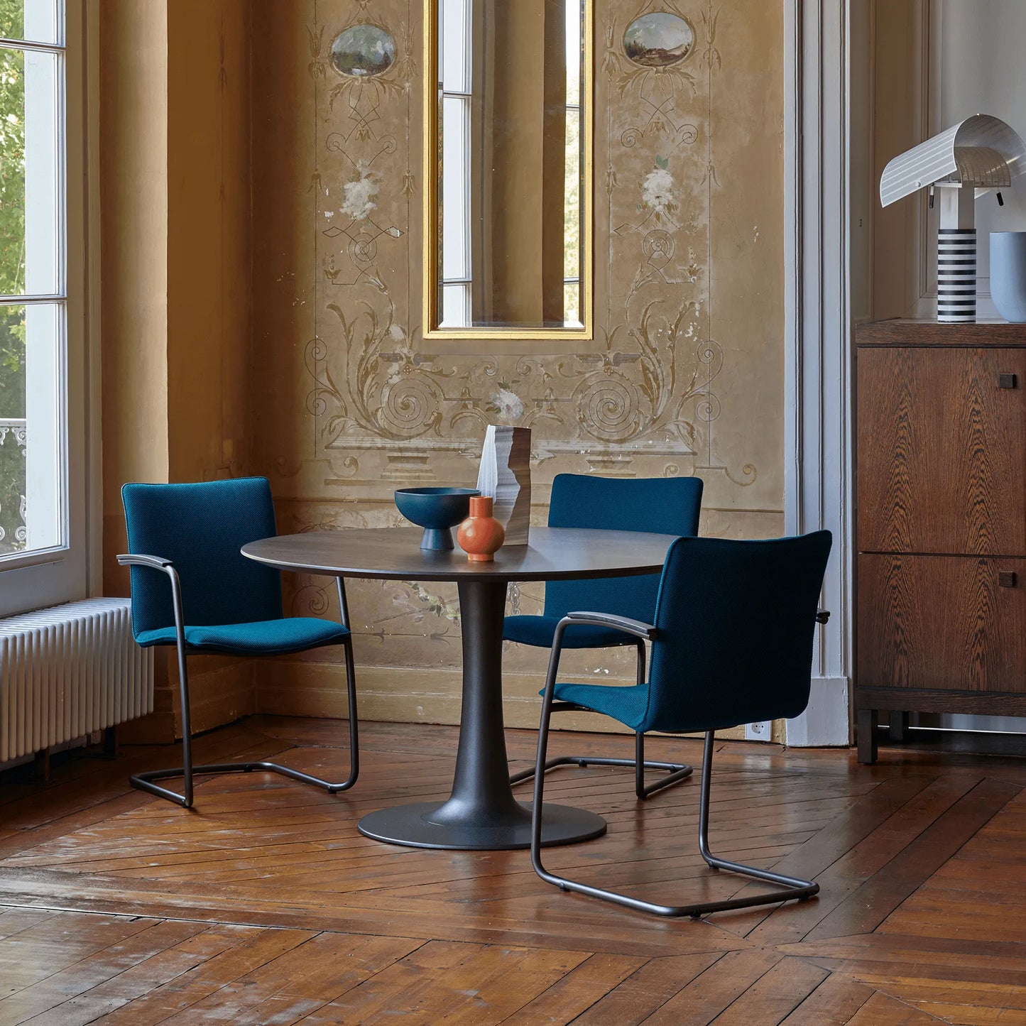 Leolux Columna round dining table stained dark solid oak column METAL base