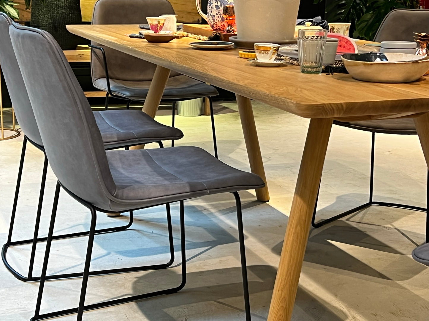 Freistil Rolf Benz 120 Dining Table in Solid Oak and 117 Dining Chairs in Graphite Grey Leather Detail
