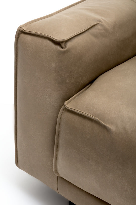 Freistil Rolf Benz 136 One-piece sofa in premium leather in olive color arm detail
