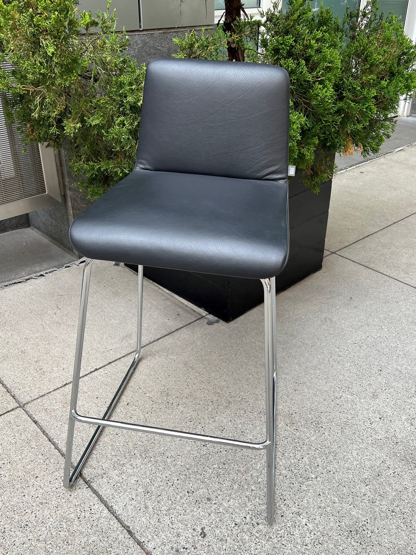 Rolf Benz 626 Sinus Stool in black leather with polished chrome skid base