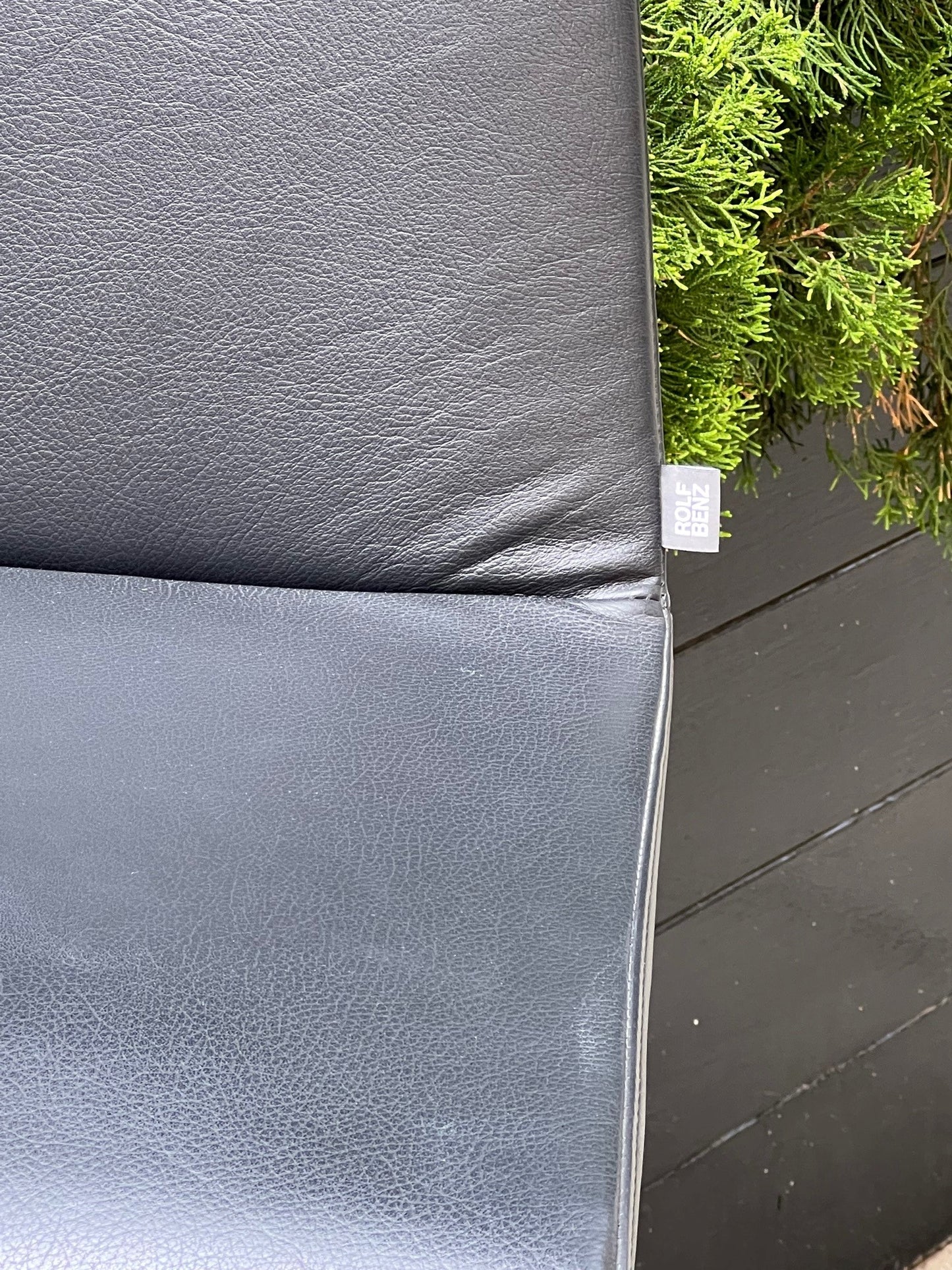 Rolf Benz 626 Sinus Stool in black leather detail