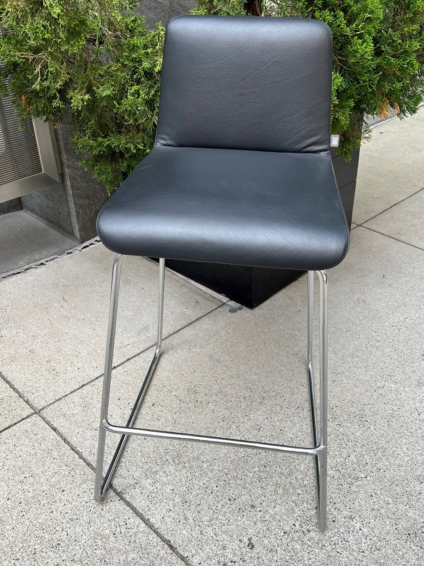 Rolf Benz 626 Sinus Stool in black leather with polished chrome skid base