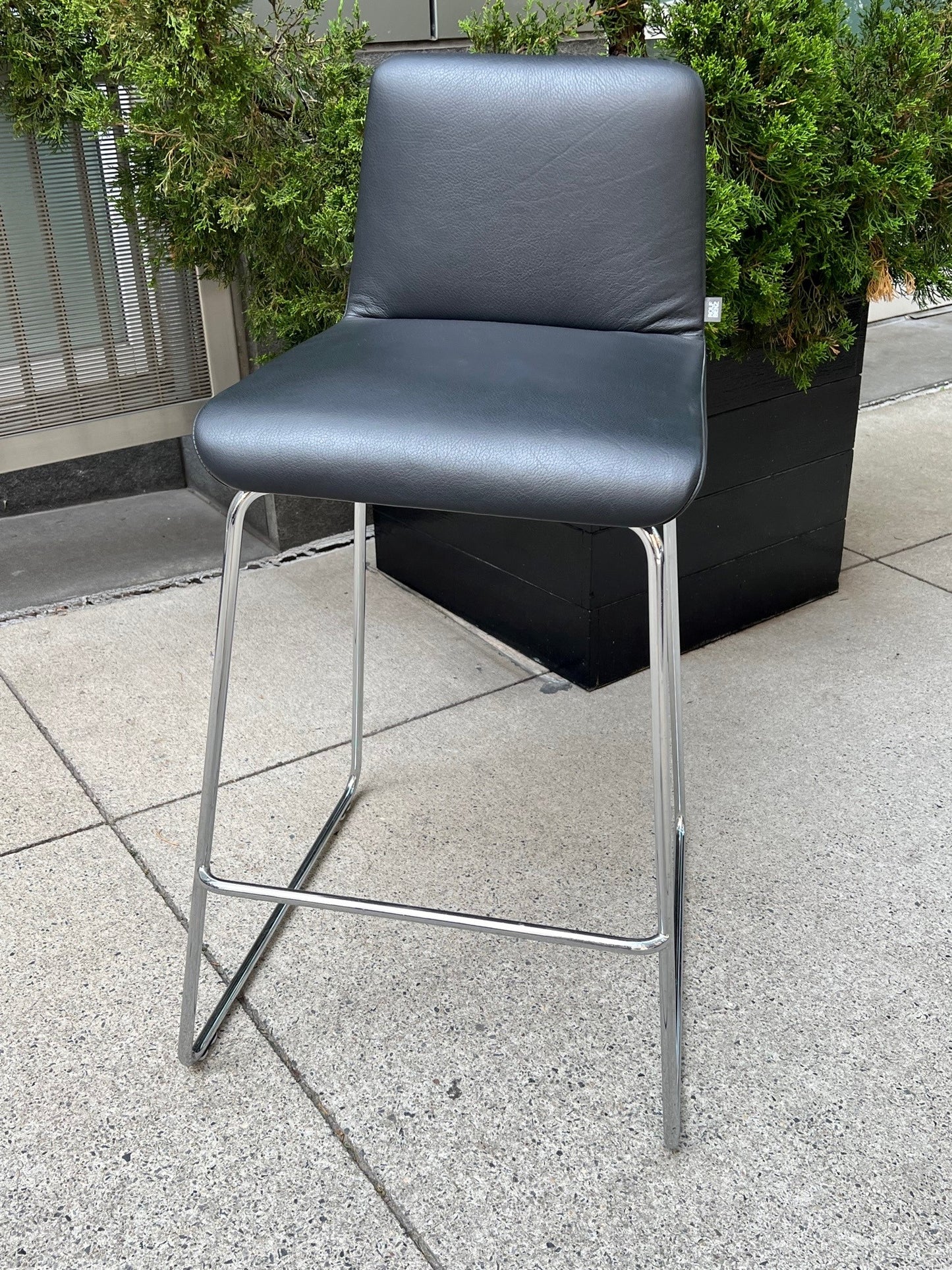 Rolf Benz 626 Sinus Stool in black leather with polished chrome skid base
