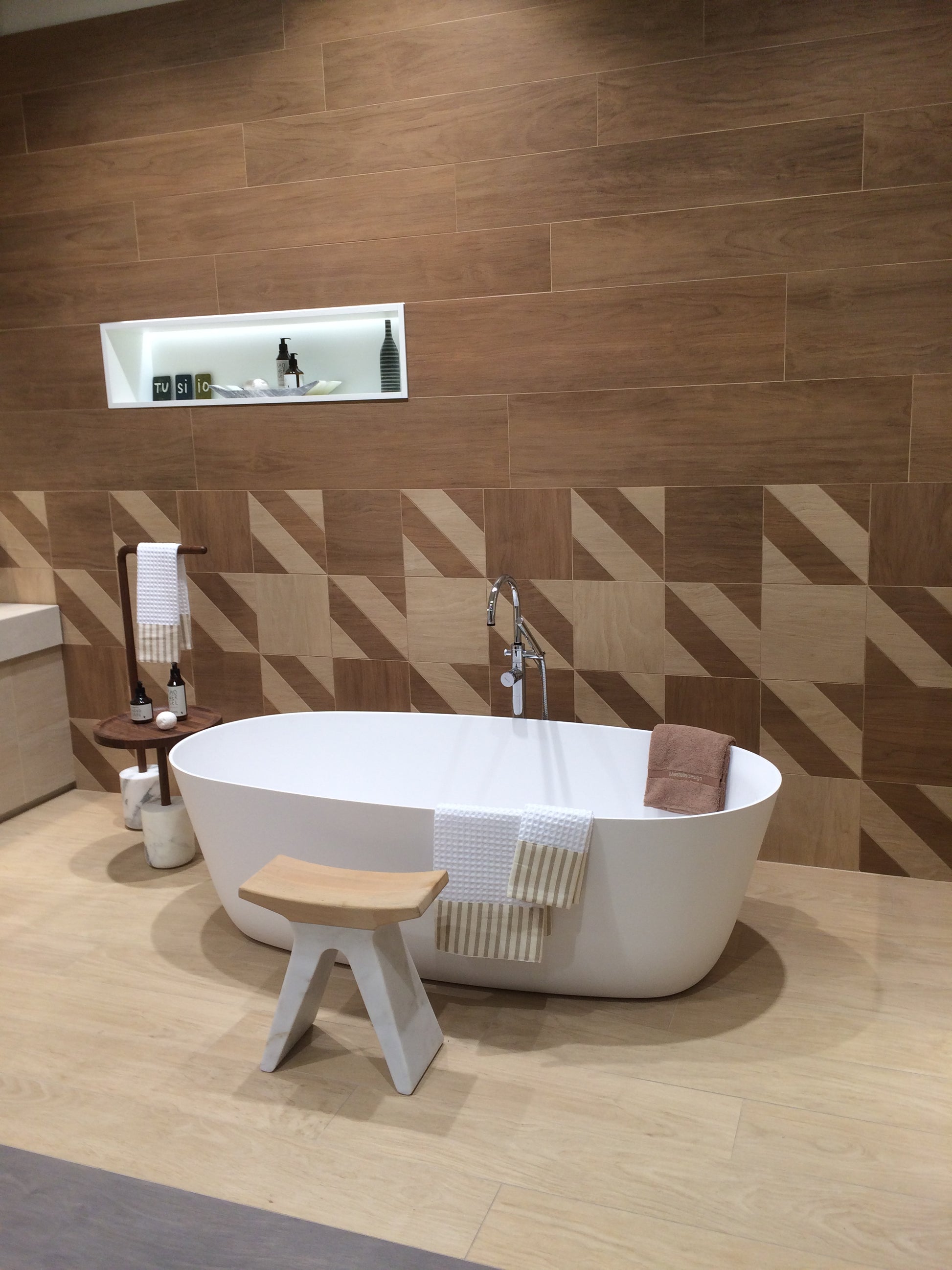 Mastella For You Freestanding Bathtub  OVAL SHAPHED BATHTUB in white cristalplant in a contemporary designer bathroom