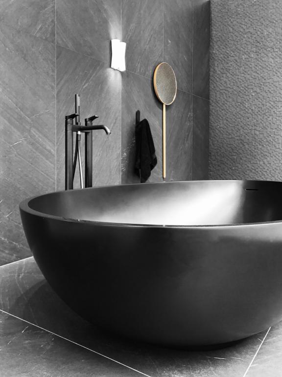 Mastella Vov Freestanding Bathtub in black Cristalplant in  a contemporary designer Italian bathroom