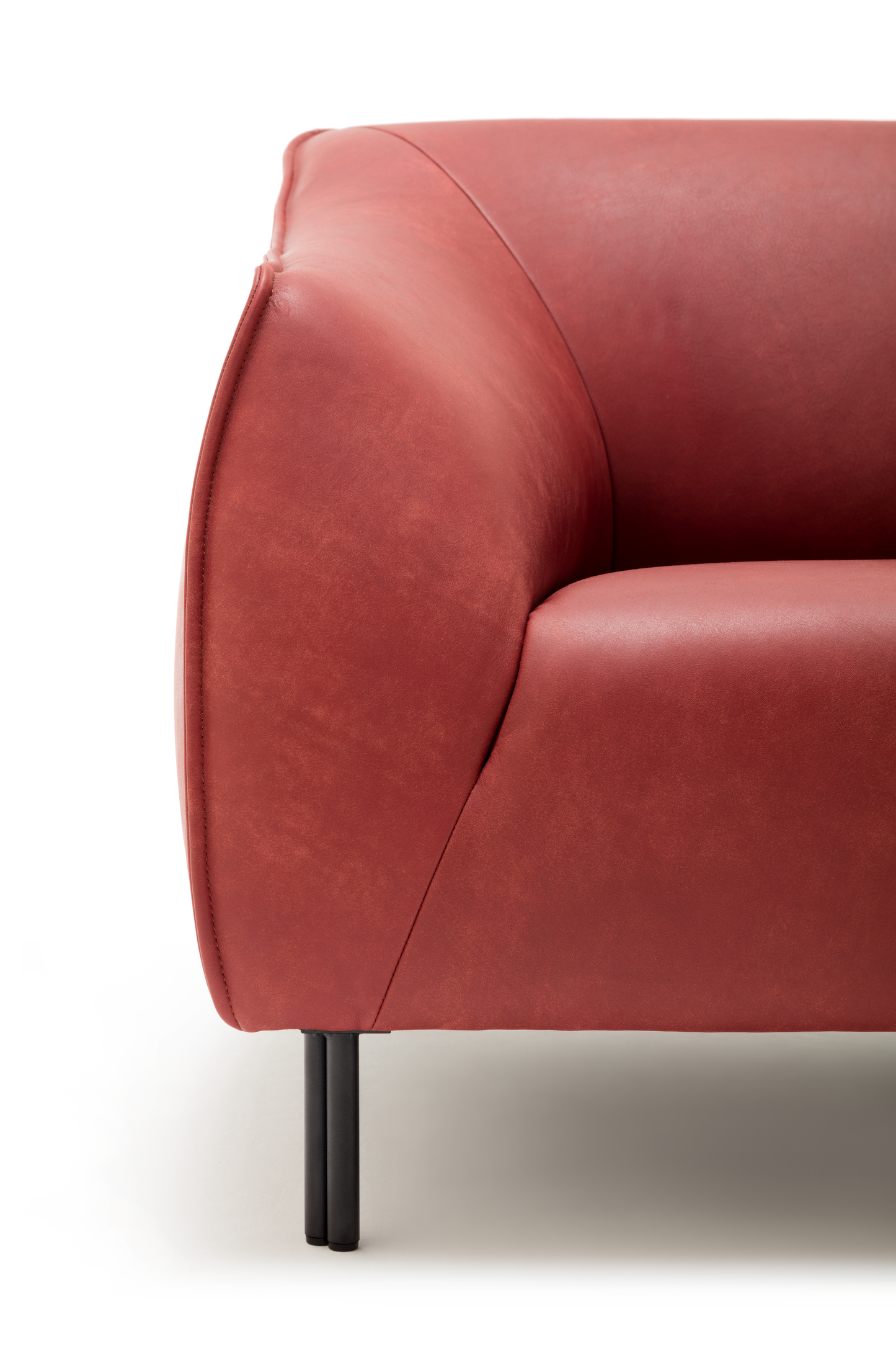 Freistil Rolf Benz 132 sofa red leather arm detail