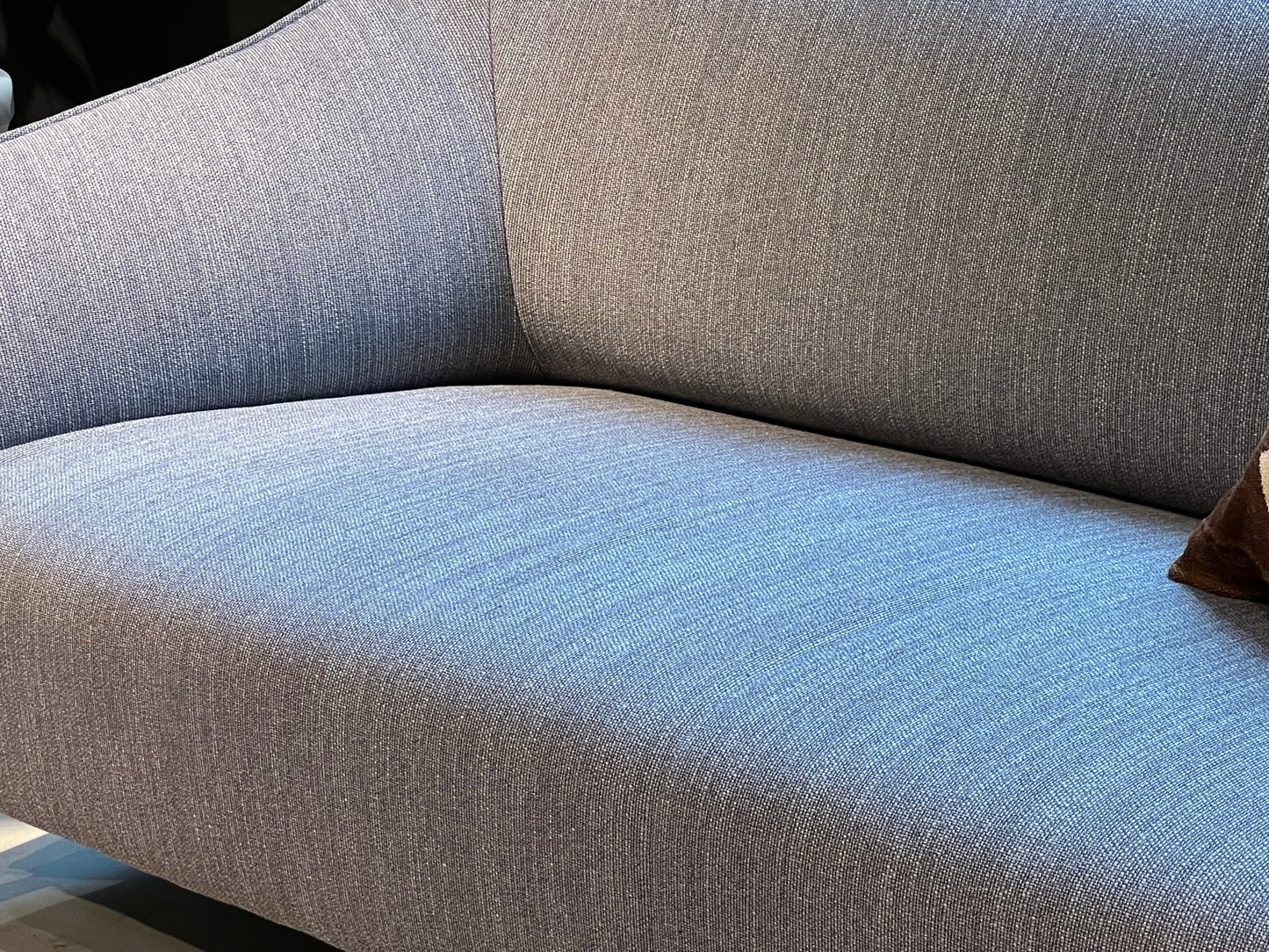 Freistil Freistil Rolf Benz 132 one-piece sofa close up in blue fabric