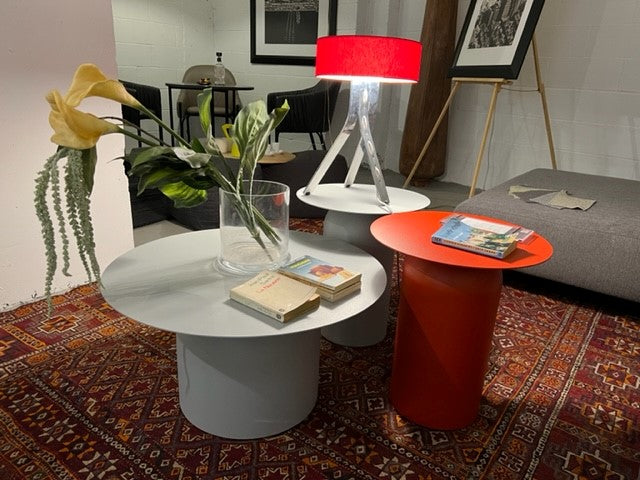 Freistil by Rolf Benz 153 Coffee Table in white aluminium and coral red in a setting