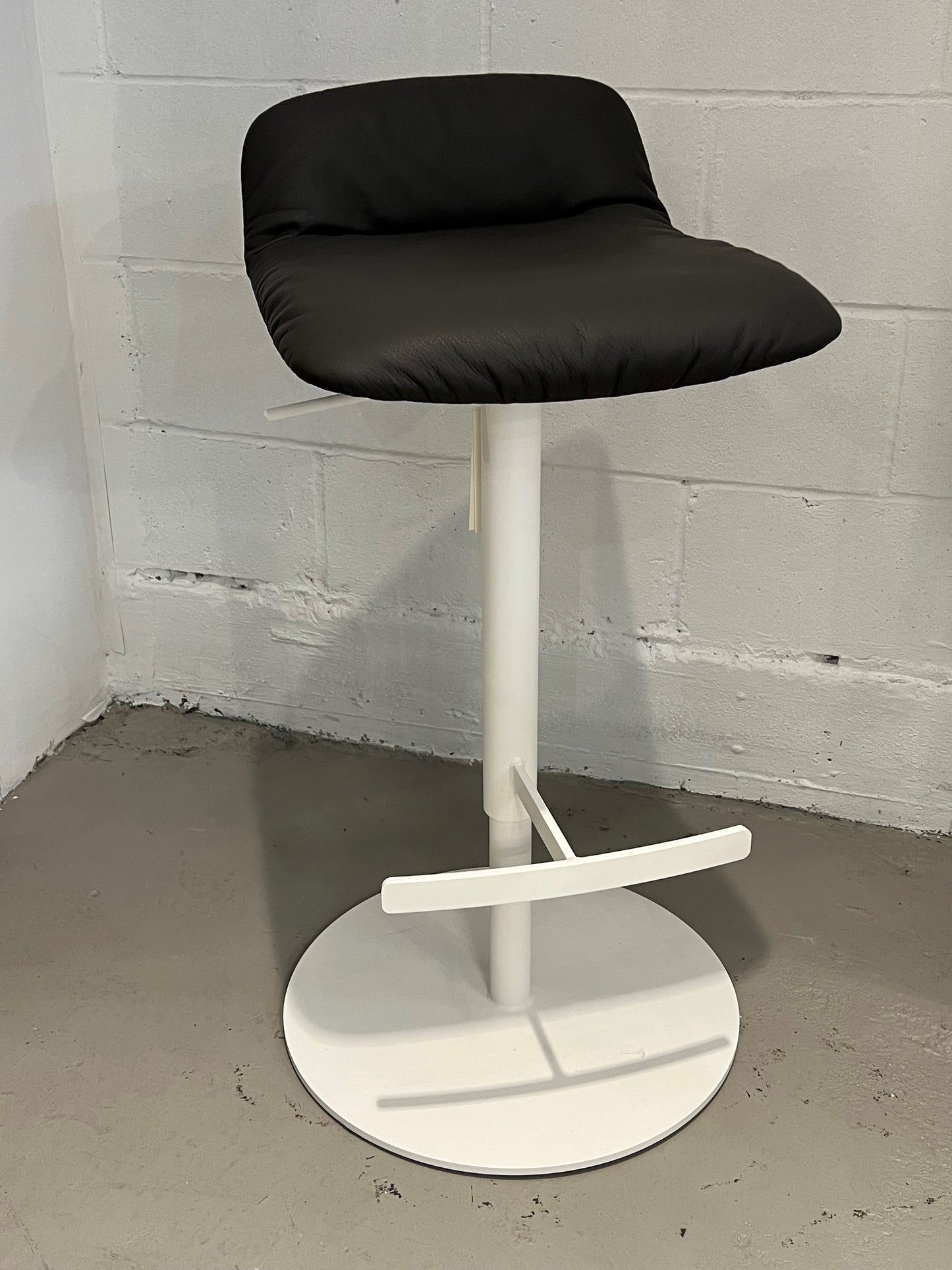Leya Low Back Stool in anthracite leather and adjustable height column base in white